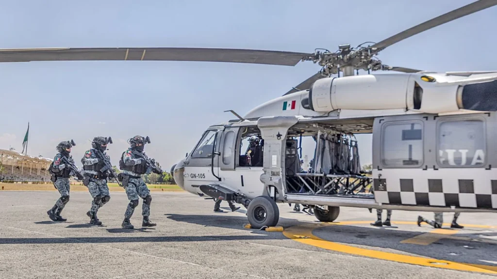 El adiestramiento de la élite de la Guardia Nacional incluye simuladores y ejercicios tácticos, así como el uso de armas.