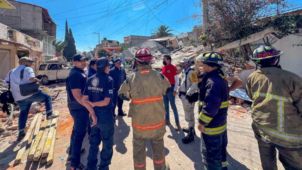 Servicios de emergencia se encuentran laborando en el lugar del accidente.