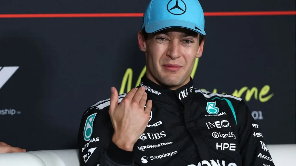 El piloto británico George Russell celebra la pole position obtenida en la clasificación del Gran Premio de Australia en el circuito de Albert Park, en Melbourne, inicio de la nueva temporada de Fórmula 1.