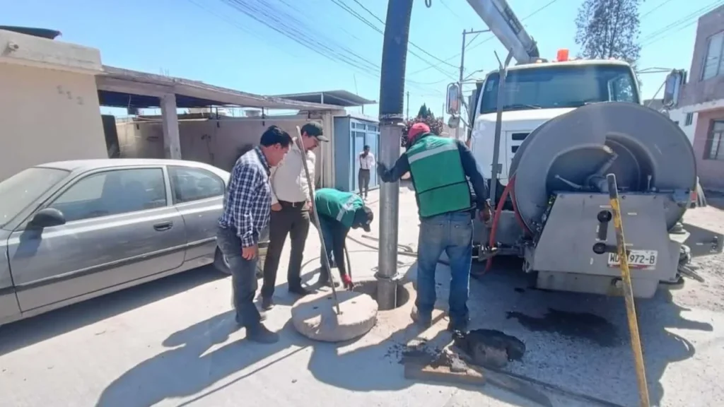 A través del programa “Enchúlame la Colonia” mejoran la calidad de los potosinos con apoyos como el desazolve de redes de drenaje sanitario.