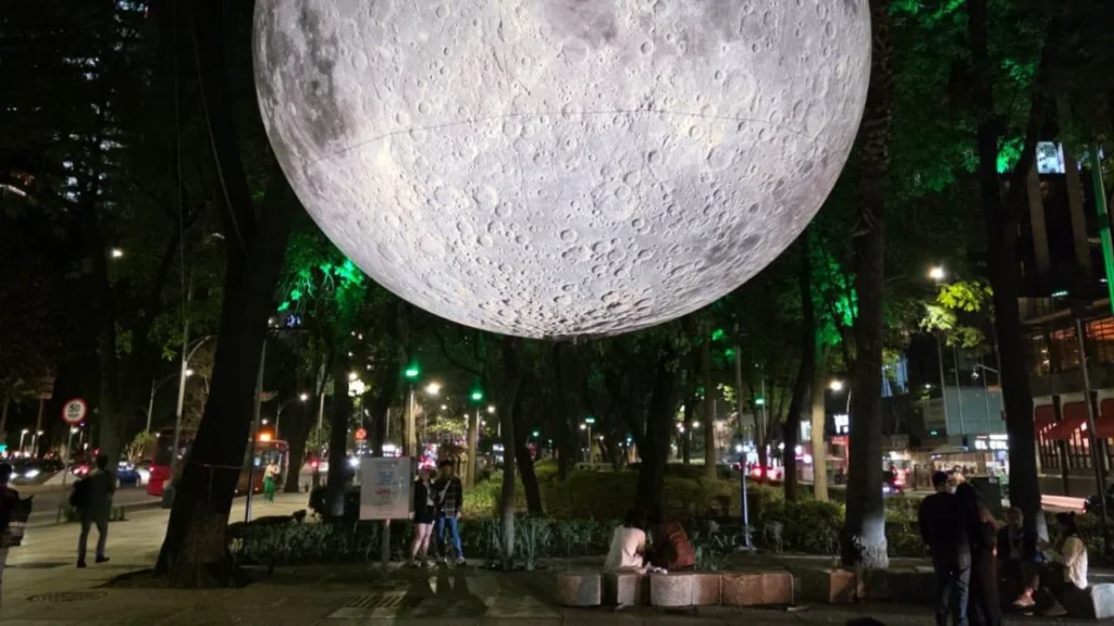 En Paseo de la Reforma comenzó la exposición ‘Solo la luz, Primavera’, una Luna Gigante y aquí te damos los detalles al respecto.