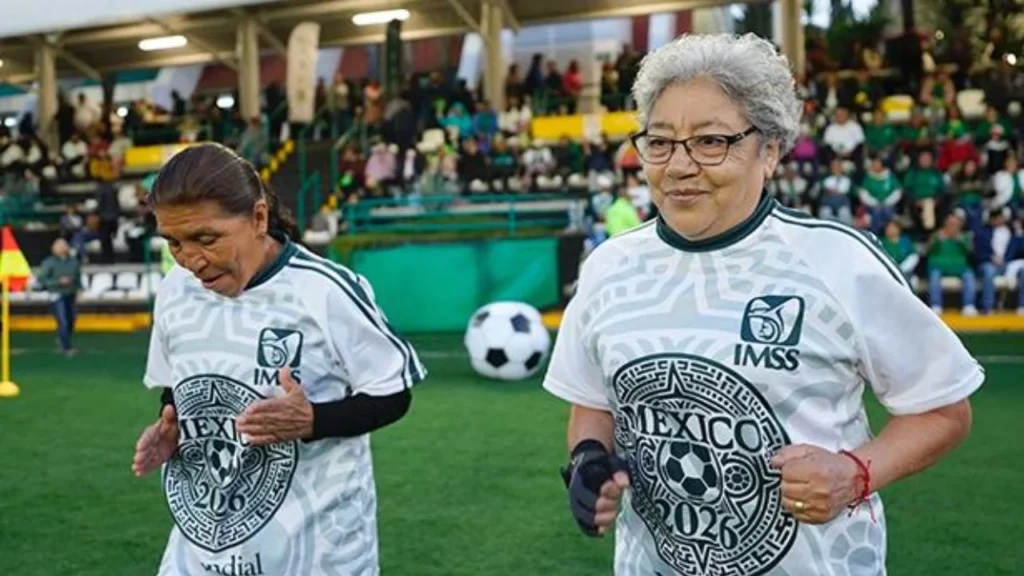 El IMSS realizó el arranque de Futbol sin correr, modalidad diseñada como alternativa segura de actividad física para adultos mayores.