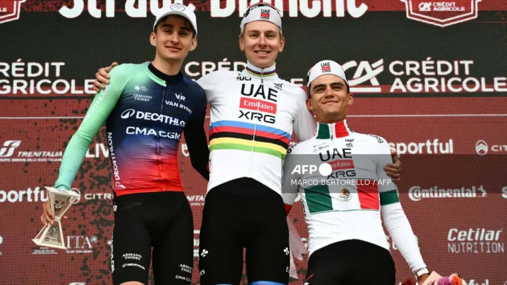 Podio del Strade Bianche, en el que se encuentra Isaac del Toro (der).
