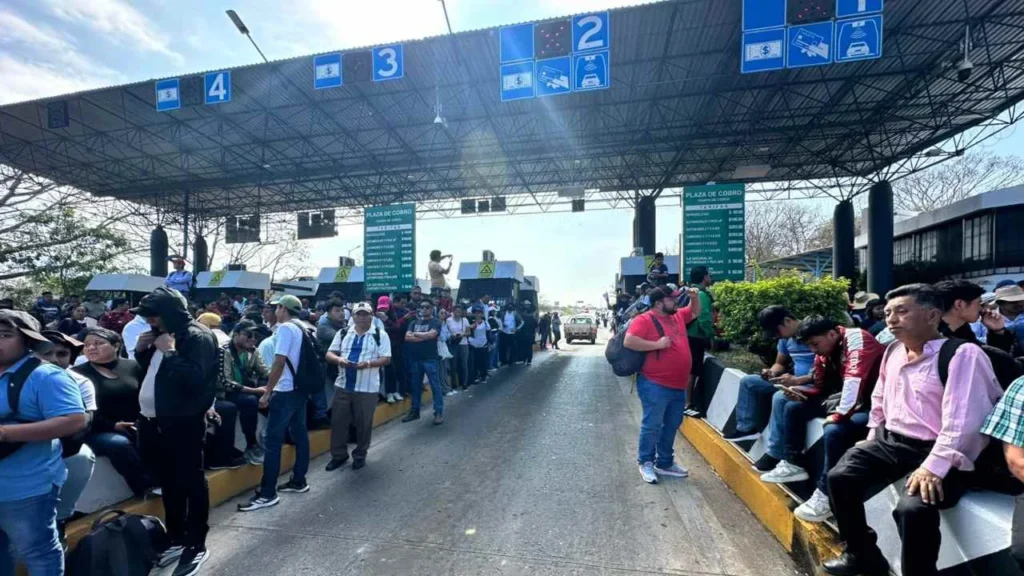 Los docentes realizaron la liberación de las casetas de peaje ubicadas en Chiapas de Corzo y Ocozocoautla.
