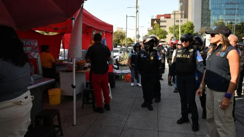 Rojo de la Vega presidió un operativo para retirar comercios ambulantes que no contaban con permisos necesarios, en la zona de Balderas.