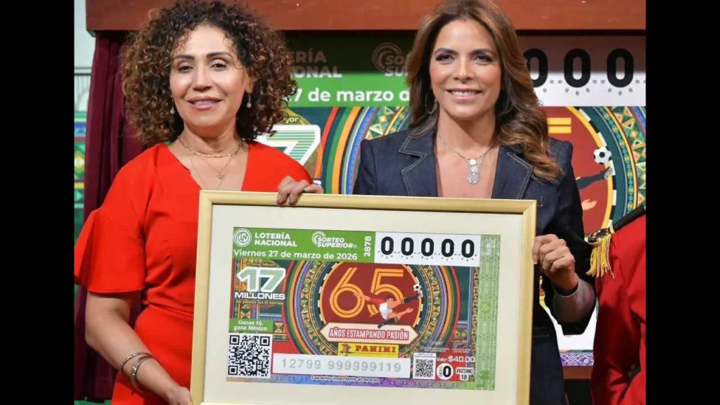 La develación del billete conmemorativo estuvo a cargo de las directoras de Lotería Nacional y de Panini México.