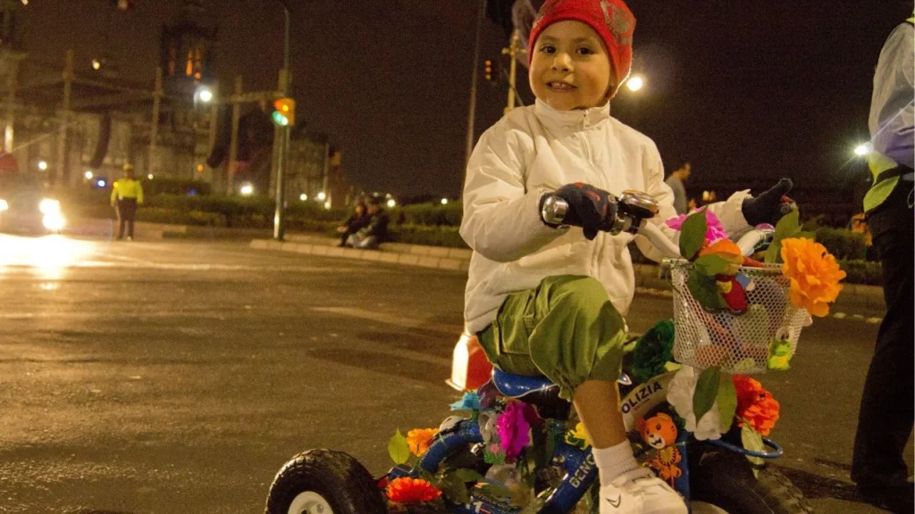 Ciclistas disfrutan del Paseo Nocturno Primavera 2026 en la CDMX, recorriendo avenidas icónicas como Reforma y Chapultepec bajo un ambiente festivo.