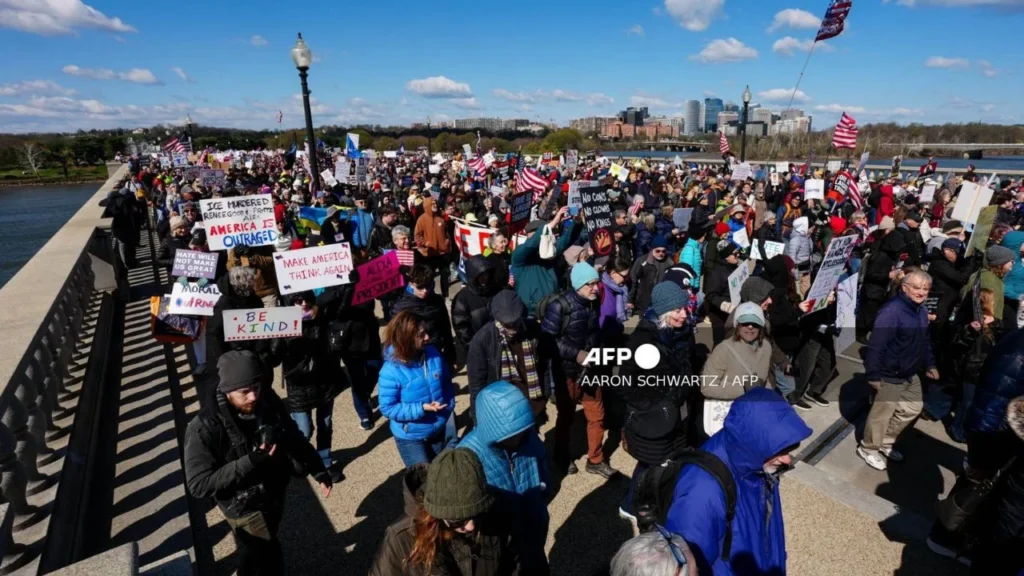 Manifestantes marchan a través del Puente Memorial desde Arlington, Virginia, hacia Washington, DC, durante la jornada nacional de protesta "No a los Reyes" el 28 de marzo de 2026.