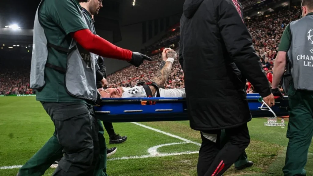 Noa Lang sufrió una cortada en el pulgar tras un choque en la valla publicitaria en el duelo Liverpool-Galatasaray, salió en camilla.