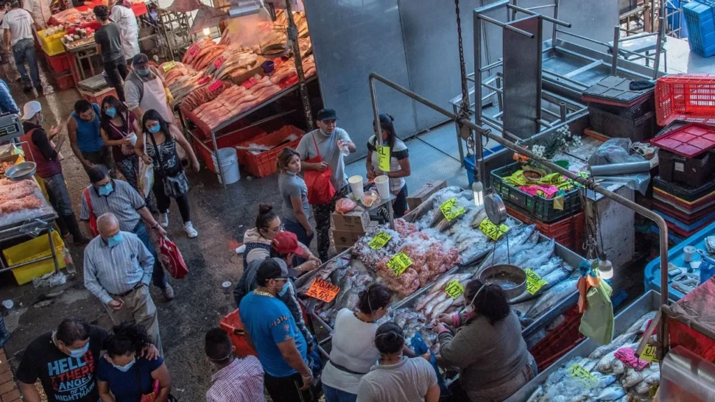 Autoridades capitalinas implementan operativo vial en inmediaciones de La Nueva Viga para agilizar el tránsito durante la alta afluencia por Semana Santa 2026.