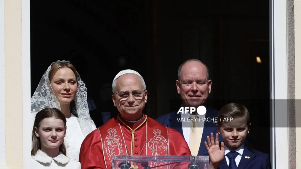 Hija y gemela de Jacques Gabriella Grimaldi (izq.), Princesa Charlene de Mónaco (segunda por la izquierda), Papa León XIV, Príncipe Alberto II de Mónaco y Príncipe Jacques de Mónaco (der.) posan en el balcón del Palacio del Príncipe de Mónaco en Montecarlo, Mónaco, el 28 de marzo de 2026.