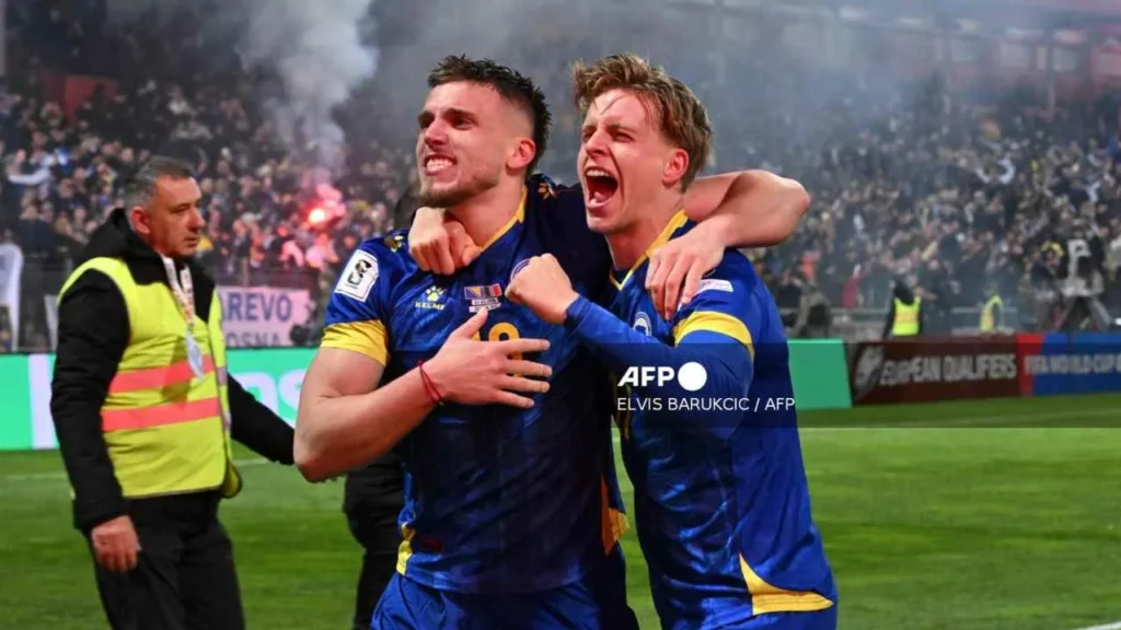 Jugadores de Bosnia festejan su pase al Mundial 2026.