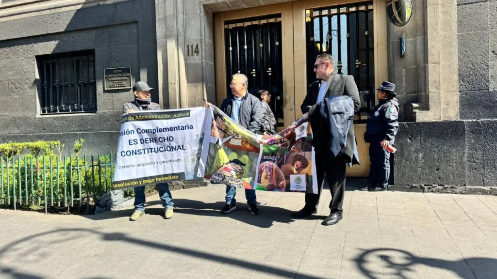 Protestan juzgadores cesados por la reforma al poder judicial por indemnizaciones