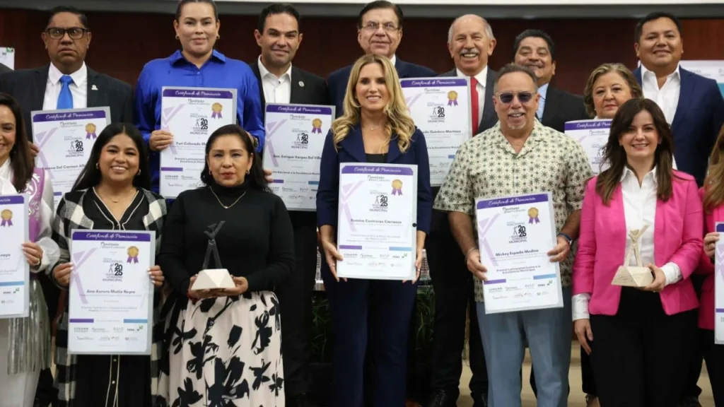 Recibe Romina Contreras premio por ser la mejor presidenta municipal de México