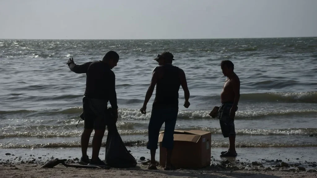 Equipo conformado por científicos, Pemex y dependencias federales inspecciona ductos en Cantarell para ubicar el origen de las emanaciones de petróleo en el Golfo de México.