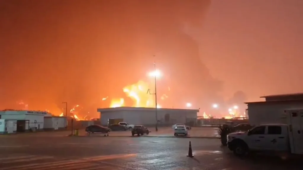 Reportan incendio en las inmediaciones de la refinería Dos Bocas