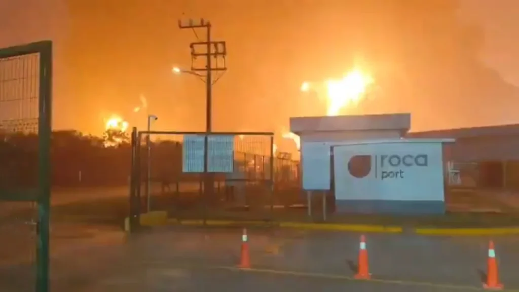 Reportan incendio en las inmediaciones de la refinería Dos Bocas