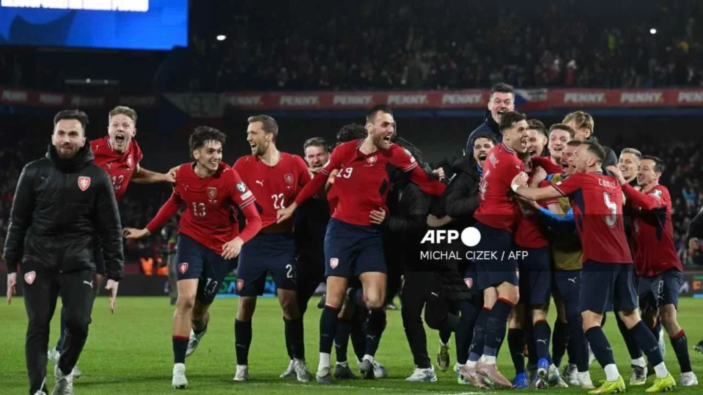 Jugadores y cuerpo técnico de República Checa festejan su pase al Mundial.