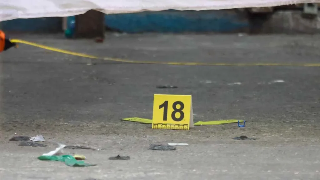 Una riña que terminó en balacera en el municipio de Naucalpan, dejó un muerto.