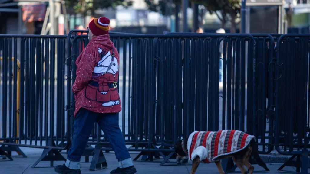 La Secretaría de Gestión Integral de Riesgos y Protección Civil activó la alerta amarilla en seis alcaldías de la Ciudad de México debido a las bajas temperaturas registradas en las primeras horas del día.