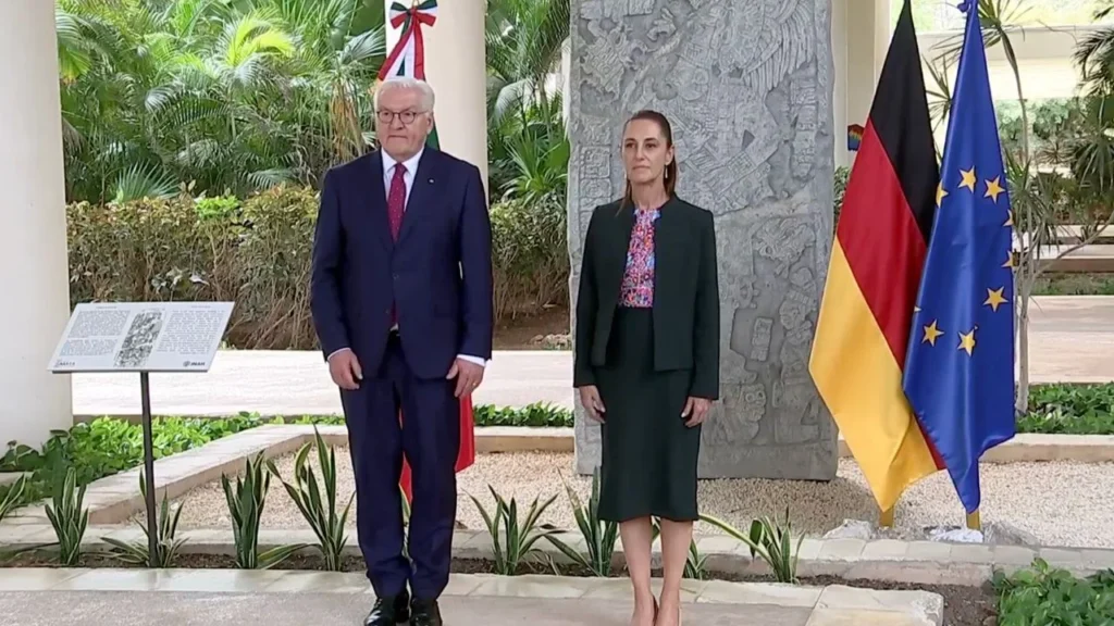 Sheinbaum y el presidente de Alemania escucharon respetuosamente los himnos de cada nación y se dirigieron a un salón en el Museo Maya.
