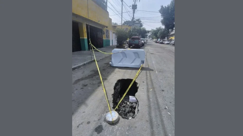 Ciudadanos que viven cerca del Estadio Azteca denunciaron que debido a estos trabajos 'casi a diario' se observan nuevos baches y socavones.