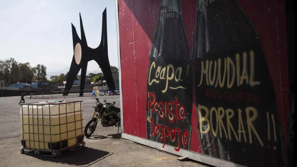 Vecinos cercanos al Estadio de la Ciudad de México realizaron pintas en contra de la Copa Mundial de Futbol.