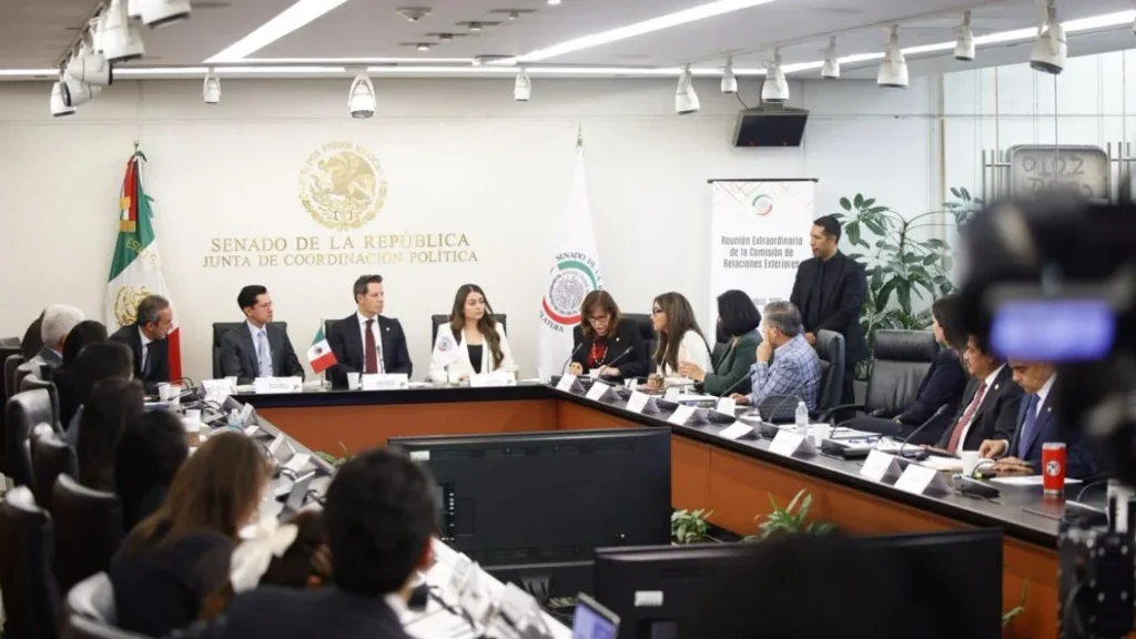 Roberto Velasco presenta 10 pilares para su política exterior