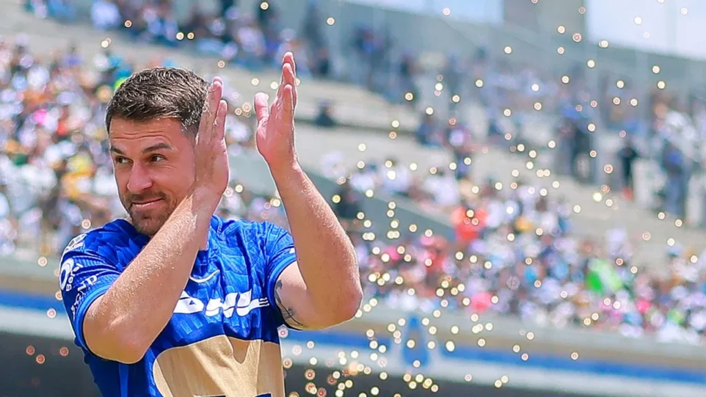 El futbolista galés Aaron Ramsey anuncia su retiro profesional tras su salida de Pumas de la UNAM, cerrando una destacada carrera en clubes como el Arsenal.