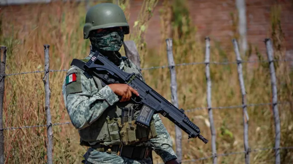 Los marinos son retenidos por los habitantes de Petatlán.