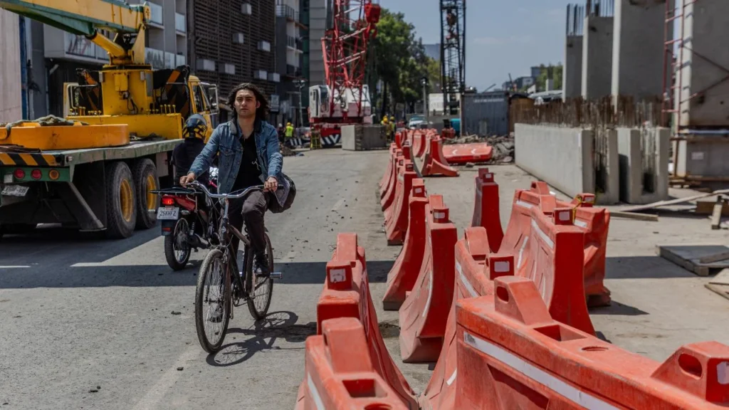 A más de 2 meses de la construcción del puente elevado, los transeúntes, ciclistas y automóviles deben enfrentar los cortes viales en Calzada de Tlalpan.