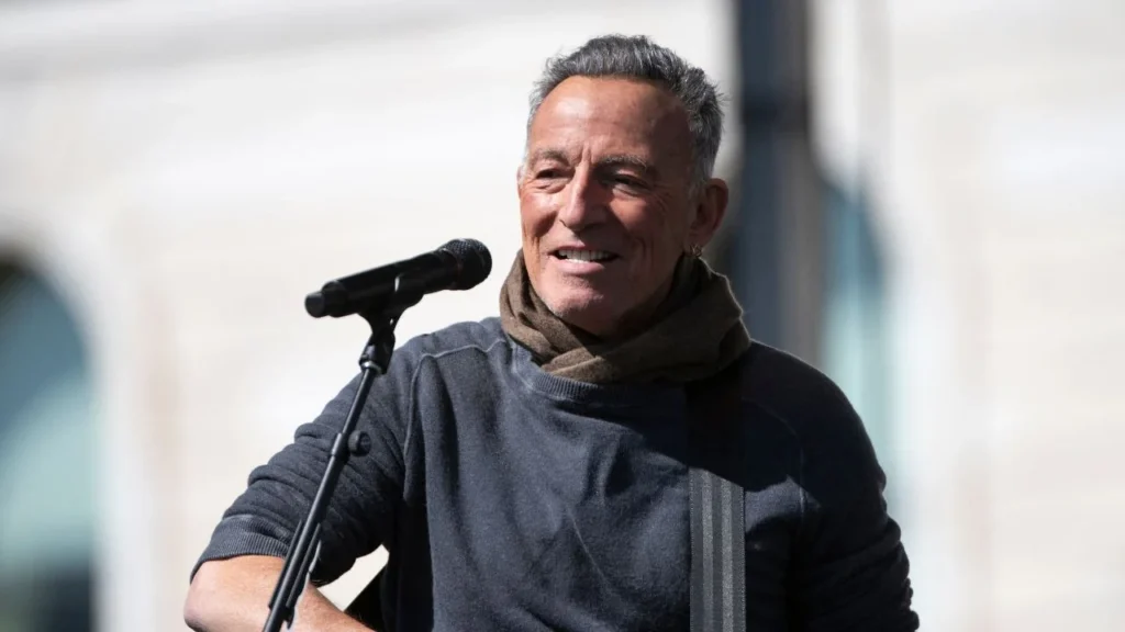 El presidente Donald Trump pidió a sus simpatizantes boicotear los conciertos de Bruce Springsteen, a quien llamó ‘ciruela pasa reseca’