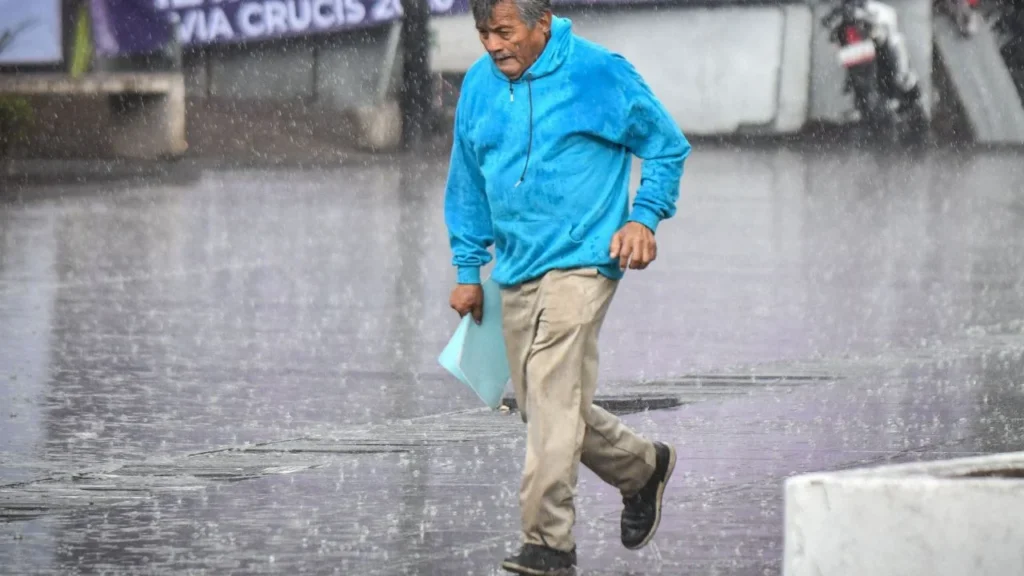 El clima hoy prevé lluvias intensas, descargas eléctricas y posibles afectaciones por fuertes vientos.