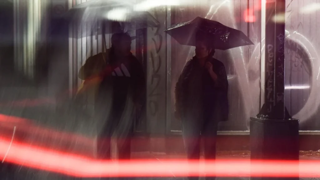 El clima hoy estará marcado por el frente frío 45 que generará lluvias intensas, granizo, fuertes vientos y posibles tornados en el norte de México, mientras persisten altas temperaturas en varias regiones del país.