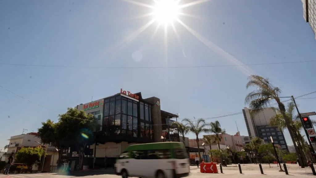 Nubes de tormenta se desarrollan en el sureste del país, donde el clima hoy prevé chubascos acompañados de actividad eléctrica en varios estados.