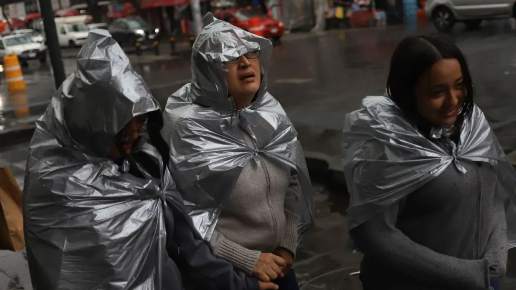 El clima de hoy estará marcado por nubes de tormenta y actividad eléctrica se intensifican en varias regiones del país debido a la interacción de sistemas meteorológicos.