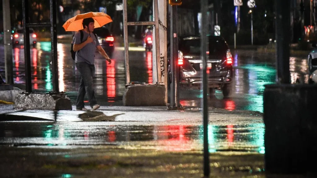 El clima hoy está marcado por lluvias muy fuertes en Tlaxcala, Puebla, Veracruz y Oaxaca por el frente frío 43, mientras persiste la onda de calor en varias regiones de México.