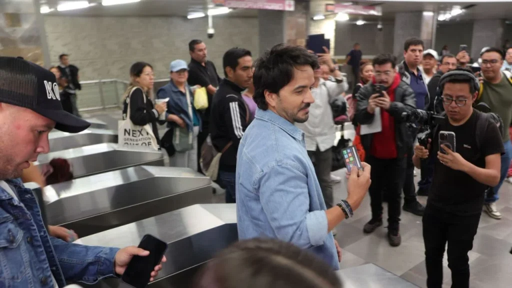 El cantante puertorriqueño, Luis Fonsi, sorprendió a más de uno y usó el Metro para llegar al baile masivo en la Glorieta de Insurgentes.
