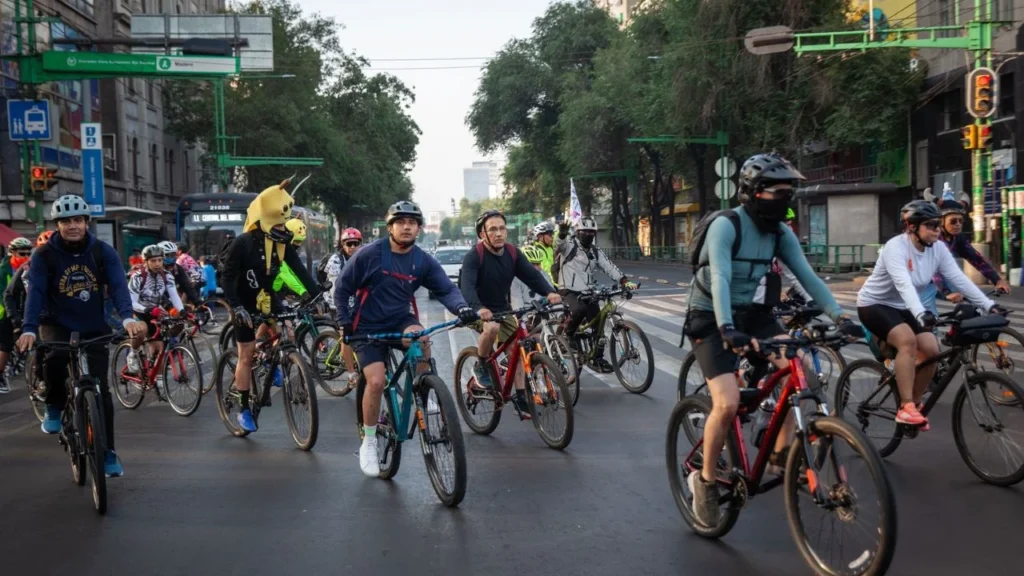 Colectivos sociales y ciclistas se preparan para realizar actividades simultáneas en distintos puntos de la Ciudad de México.