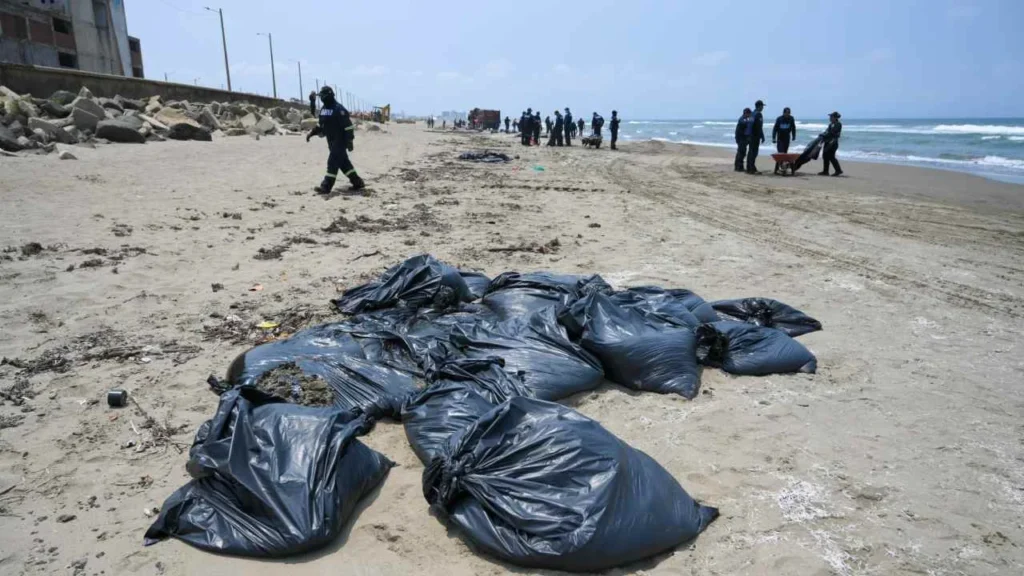Autoridades federales han realizado la limpieza de playas por el derrame de hidrocarburo.