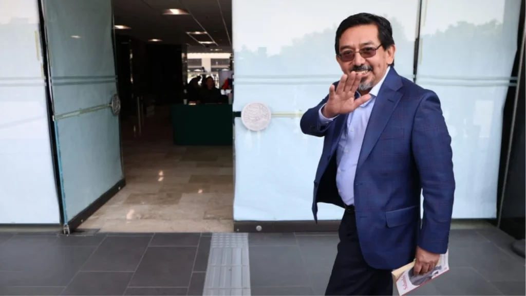 El titular de Talleres Gráficos de México, Arturo Chávez, a su llegada a la entrevista de aspirantes a Consejeros del INE.