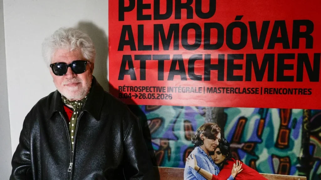 El director Pedro Almodóvar destaca el uso de colores intensos como un elemento esencial de su estilo cinematográfico.