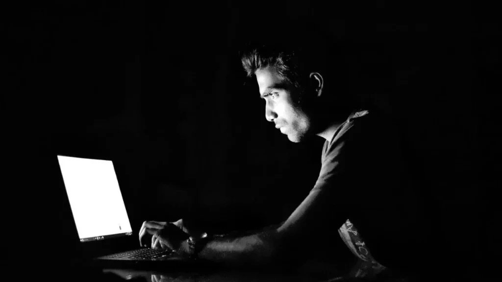 La Policía Cibernética alertó a los habitantes por estafas digitales cometidos a través de suplantación de artistas y bandas musicales.