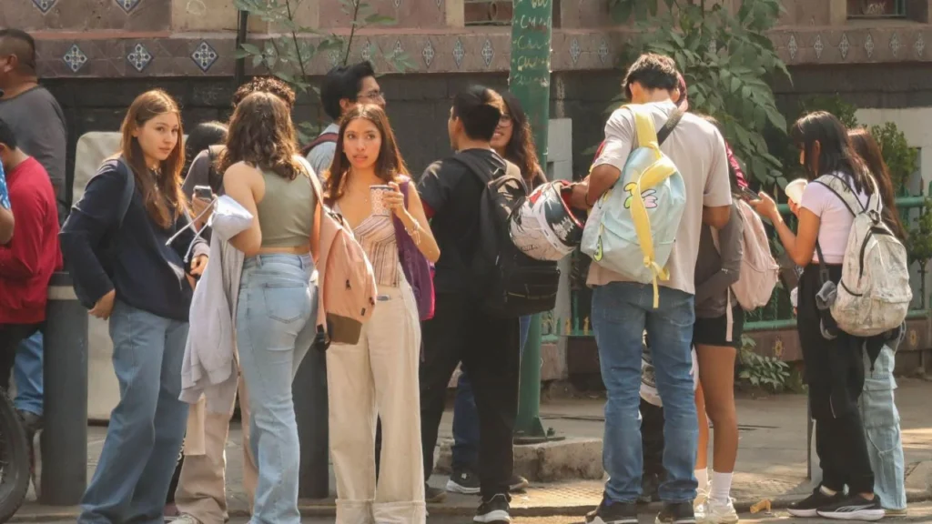 Manifestantes se concentran en distintos puntos de la Ciudad de México durante la jornada de movilizaciones sociales, generando afectaciones viales en avenidas principales.