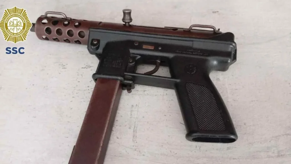El arma de fuego asegurada al detenido en la plaza comercial.
