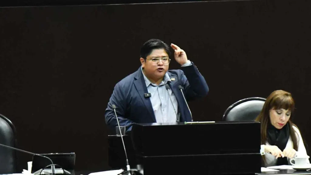  El diputado emecista, Gibrán Ramírez Reyes, presentó una moción suspensiva, advirtió que el dictamen tiene errores y afecta a los autores.