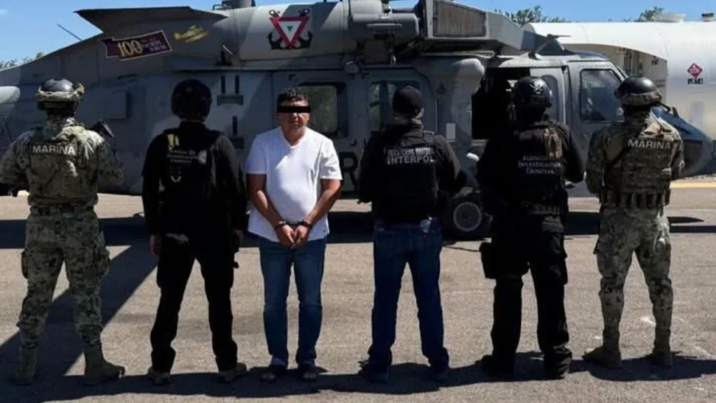 El embajador Ronald Johnson reconoció a las Fuerzas Especiales de la Marina por la detención de Audias Flores Silva, alias El Jardinero.