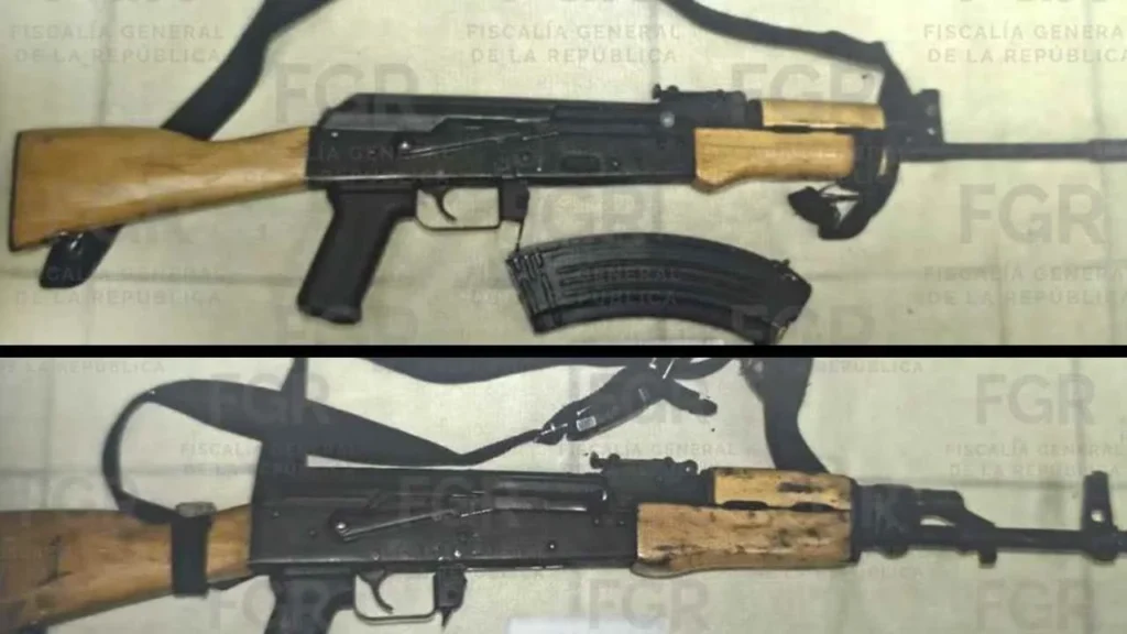 Armas aseguradas a los detenidos.