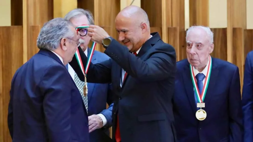  Momento en el que reconocen a los Premios Nacionales.
