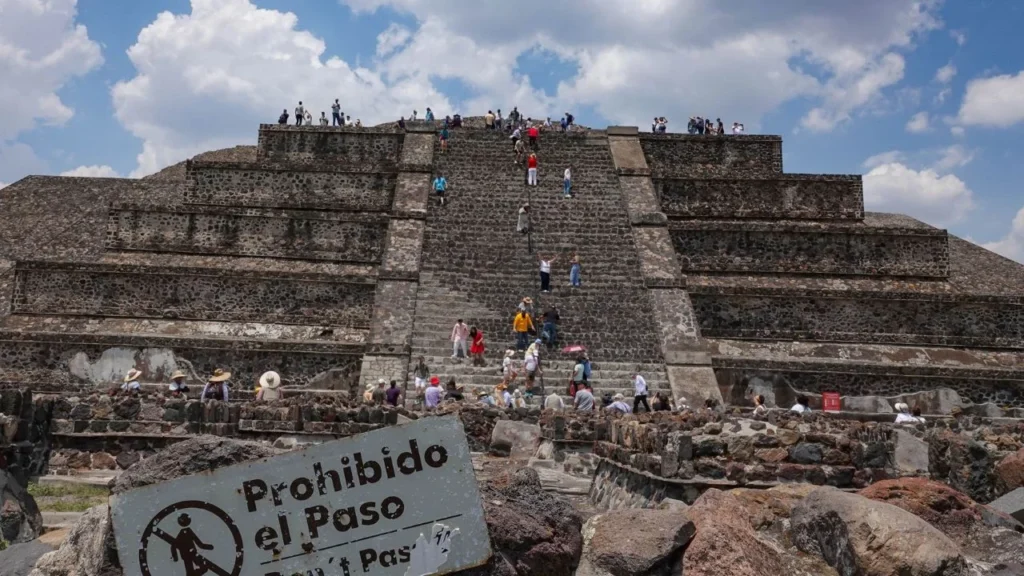 Elementos de la Guardia Nacional refuerzan la vigilancia en Teotihuacán tras el tiroteo del 20 de abril, como parte de las medidas anunciadas por la presidenta Claudia Sheinbaum para proteger visitantes y zonas arqueológicas